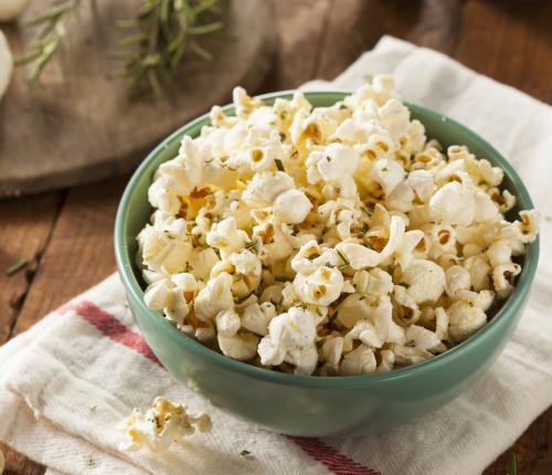 Popcorn s rozmarýnem 2 lžíce kokosového oleje 100 g kukuřice na popcorn 1 lžička sušeného rozmarýnu 5 minut 1 lžička růžové soli 1. Na pánvi si rozpustíme kokosový olej. 5 minut 2.