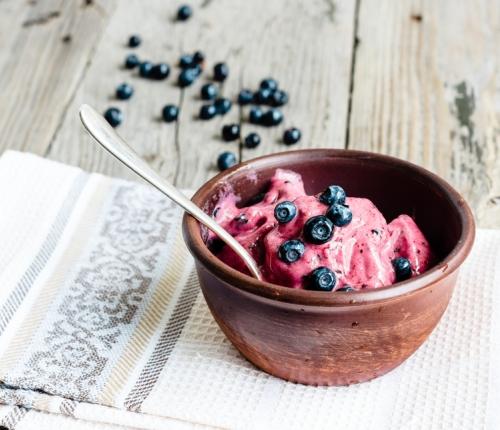 Banánová zmrzlina s acai a borůvkami 2 banány 100 g čerstvých borůvek 1 lžička prášku z acai berry 15 minut pár kapek stévie 0 minut 1. Banán si oloupeme a nakrájíme na plátky.