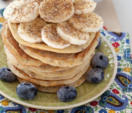 Proteinové palačinky 4 vejce 50 g syrovátkového proteinu 10 minut 1. Troubu předehřejeme na 180 C. 2. Nejdříve si oddělíme vejce od žloutků. 3. Z bílků vyšleháme tuhý sníh. 5 minut 4.