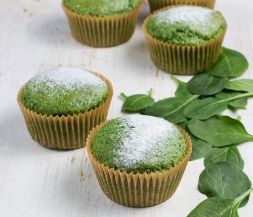 Sladké špenátové muffiny 350 g jemně mletých ovesných vloček 2 vejce 200 g řeckého jogurtu 5 minut 2 zralé banány 4 lžíce medu 1 lžička sody 20 minut 1 lžička prášku do pečiva 200 g špenátových listů