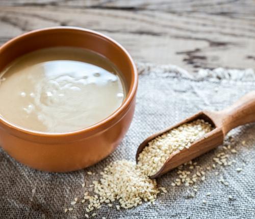 Tahini 200 g bílého sezamu 2 lžíce slunečnicového oleje 25 minut 1. Sezamová semínka si opražíme na pánvi na sucho, dokud nezhnědnou. Trvá to cca 5-10 minut. 2. Necháme je vychladnout na pánvi. 3.