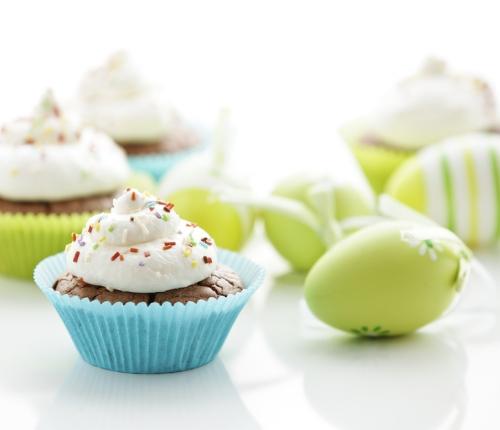 Velikonoční cupcaky s řepou 100 g kvalitní hořké čokolády 50 g kokosového oleje 200 g řepného pyré (rozmixovaná červená řepa) 25 minut 50 g mletého kokosu 1 lžíce holandského kakaa 2 lžičky prášku do