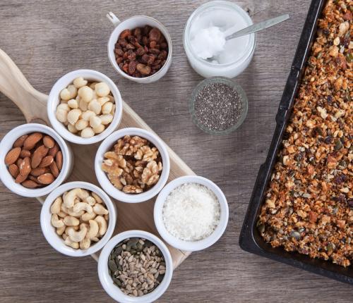 Zapečené jablečné müsli 20 g kokosového oleje 2 lžíce medu 160 g jemných ovesných vloček 10 minut 200 g mletých vlašských ořechů 8 středních jablek 200 g sušených brusinek 30 minut 1.