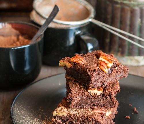 Brownies s arašídovým máslem 200 g arašídového másla 150 ml mandlového mléka 120 g jemně mletých ovesných vloček 10 minut 3 lžíce medu 4 lžíce holandského kakaa 2 lžičky pečící sody špetka soli 20