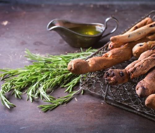 Celozrnné grissini 150 g hladké celozrnné pšeničné mouky + cca 50 g na pomoučení 50 g žitné mouky 4 g sušeného droždí půl lžičky soli 120 minut 50 g lněného semínka 2 lžíce olivového oleje 130 ml