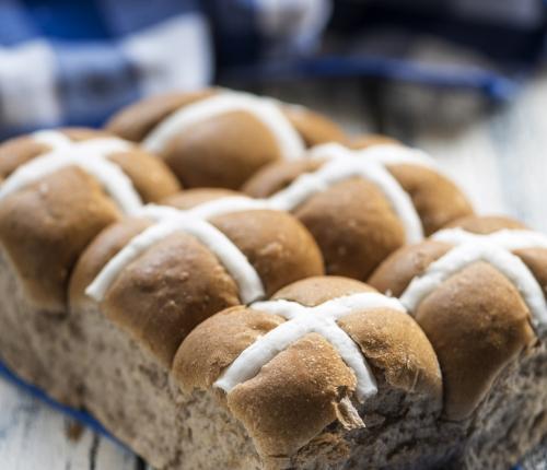 Celozrnné hot cross buns 1 sáček sušeného droždí 2 lžičky třtinového cukru 200g ovesné mouky 45 minut 300 g celozrnné špaldové mouky 1 lžíce skořice 1 lžička perníkového koření 35 minut 60 ml