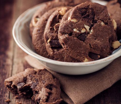 Čokoládové cookies bez tuku 150 g celozrnné mouky 3 lžičky prášku do pečiva 50 g hořké čokolády (nakrájené na malé kostičky) 5 minut 30 g medu 50 g ovesných vloček 20 g holandského kakaa 20 minut 2