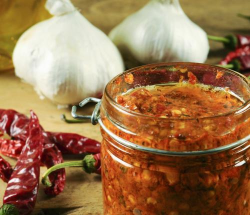 Domácí harissa 5 chilli papriček 5 stroužků česneku 4 lžíce olivového oleje 2 lžíce kayenského pepře 10 minut 1 lžička pálivé papriky půl lžičky růžové soli 1 lžička sušeného koriandru 0 minut 1.