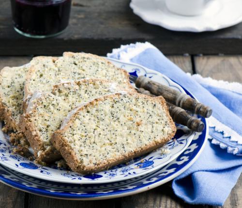 Makový koláč 200 g jablek 4 vejce 50 g celozrnné mouky 130 g máku 5 minut 1 balení bio prášku do pečiva (lze nahradit běžným) 1 lžička perníkového koření 10 ml citrónové šťávy 25 minut 1.