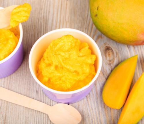 Mangový frozen jogurt 1 banán 500 g manga 500 g jogurtu 10 minut 1. Banán a mango si očistíme a nakrájíme na menší kostičky. 0 minut 2.