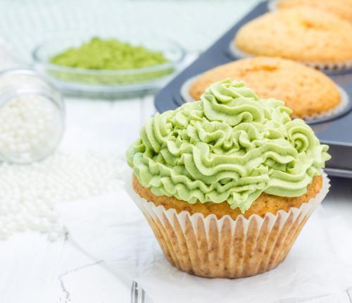 Matcha muffiny 300 g celozrnné špaldové mouky 60 g jemně mletých mandlí 60 g třtinového cukru špetka soli 5 minut 2 lžičky kypřícího prášku 250 g bílého jogurtu 4 vejce 100 ml ovesného mléka Na krém: