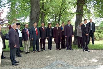 PŘIPOMÍNKA PROGRAM PODPORY PROJEKTŮ SLOUŽÍCÍCH K DŮSTOJNÉ PŘIPOMÍNCE OBĚTÍ HOLOCAUSTU A VZDĚLÁVÁNÍ O HOLOCAUSTU PAMÁTNÍK OBĚTEM ŠOA V CHOMUTOVĚ Památník byl realizován s podporou Magistrátu města