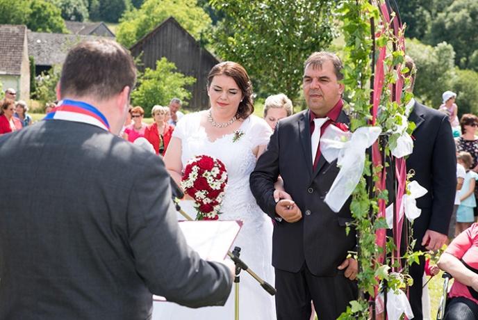 Celý obřad přilákal ke stovce přihlížejících a stal se velice obdivovaným zážitkem, o kterém se bude ještě dlouho povídat. Vždyť poslední svatební obřad proběhl podle pamětníků před padesáti lety.
