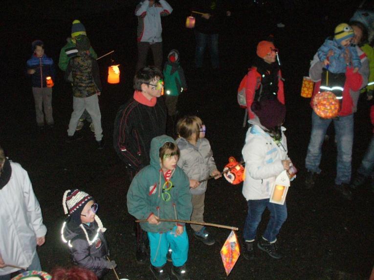 29. 10. 2016 V podvečer byla svolána brigáda SDH na hřišti. Vždy na podzim se různé sportovní náčiní a obecní zařízení uklízí pod dřevěný přístřešek, aby byly ochráněny před povětrnostními vlivy.