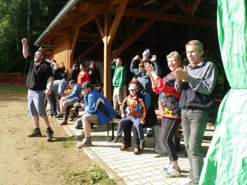 Turnaje se zúčastnilo devět družstev, která s vypětím všech svých sil bojovala