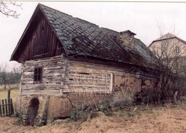 V létě bych si to ještě uměl představit, ale v zimě, když mrzlo? NE! Děti, kterých bylo třeba sedm, měly často jen jedny boty, které si půjčovaly. Žádný proud, žádné svíčky.