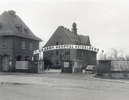 NEMOCNICE V HEIDELBERGU,KDE ZEMŘEL GEN.PATTON Přijeli jsme do Německa s Oliverem Northem na místo havárie a do nemocničního pokoje, kde Patton strávil svoje poslední dny.