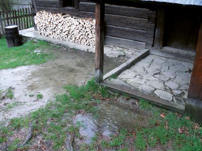 76 Život stavebních památek ve Valašském muzeu v přírodě v Rožnově pod Radhoštěm 9. Základní ochranou stavebních památek by měla být vhodná úprava terénu zamezující přístupu vlhkosti, 2015, foto R.