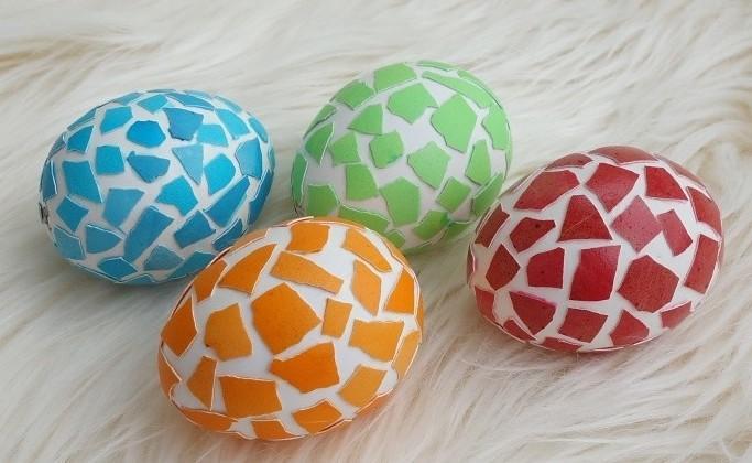 Nejvíce se budou barvičky vyjímat na vejcích bílých nebo zkombinujte, vajíčka bílá s klasickými hnědými.