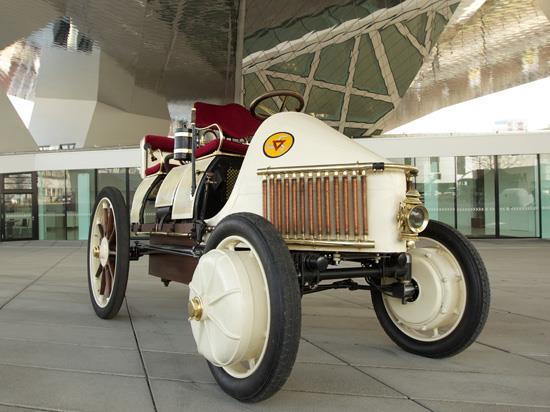 Obrázek 1: Lohner Porsche - Semper Vivus [1] Přestože v té době vzniklo ještě několik konceptů hybridních vozidel, tak zlevňování ropy a současný vývoj spalovacích motorů na dlouhou dobu vytlačily