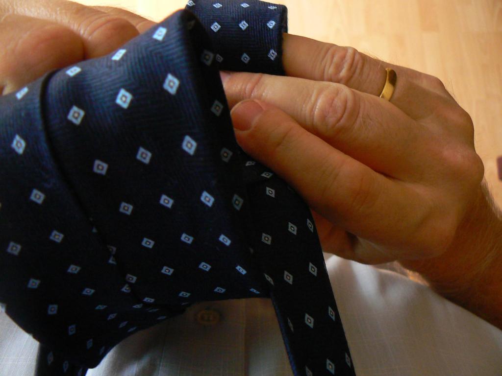 Při protahování je v tomto okamžiku širší konec kravaty