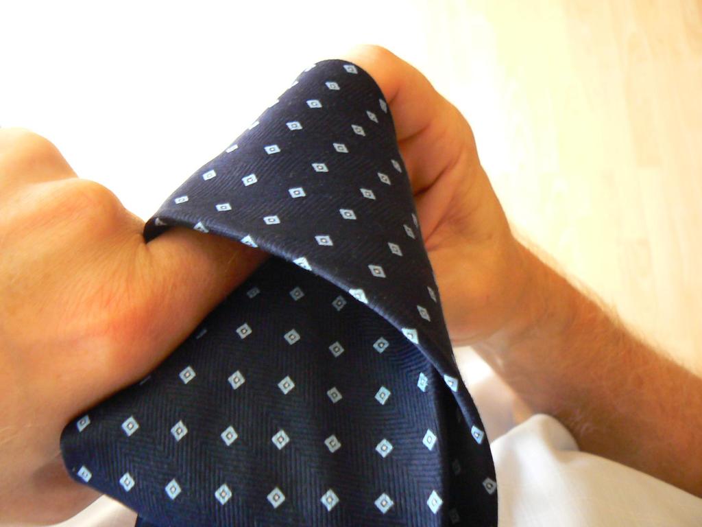Uzel Windsor A převrácení širšího konce kravaty