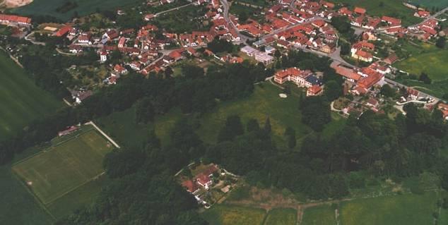 Letecký pohled na zámek s parkem.