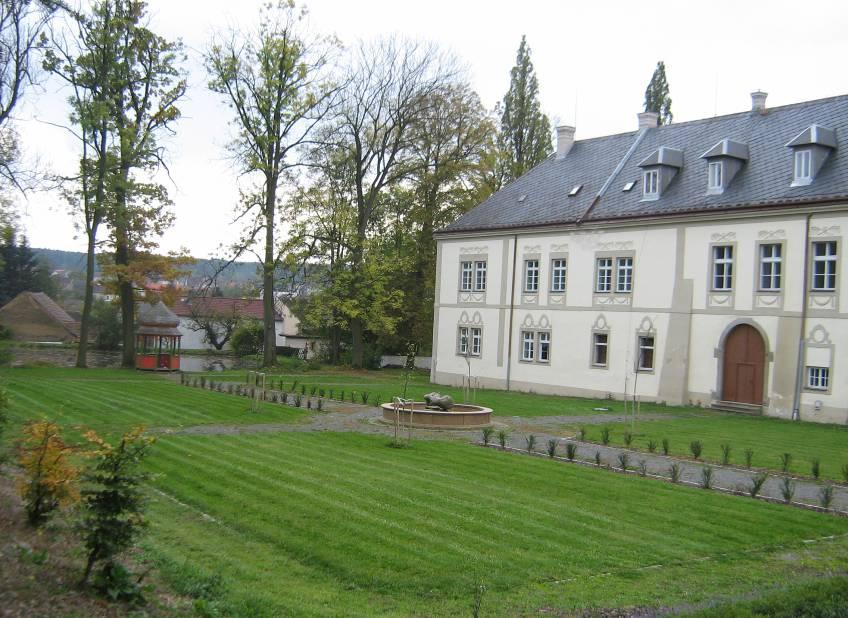 Nádvoří zámku loubinec (Parthenocissus inserta) Obr.