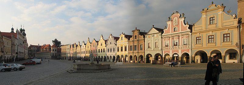 Telč Unepetite villesituéeau Sud de la Bohême La place magnifique entourée par les façades des maisons de style gothique et Renaissance Le château de style Renaissance