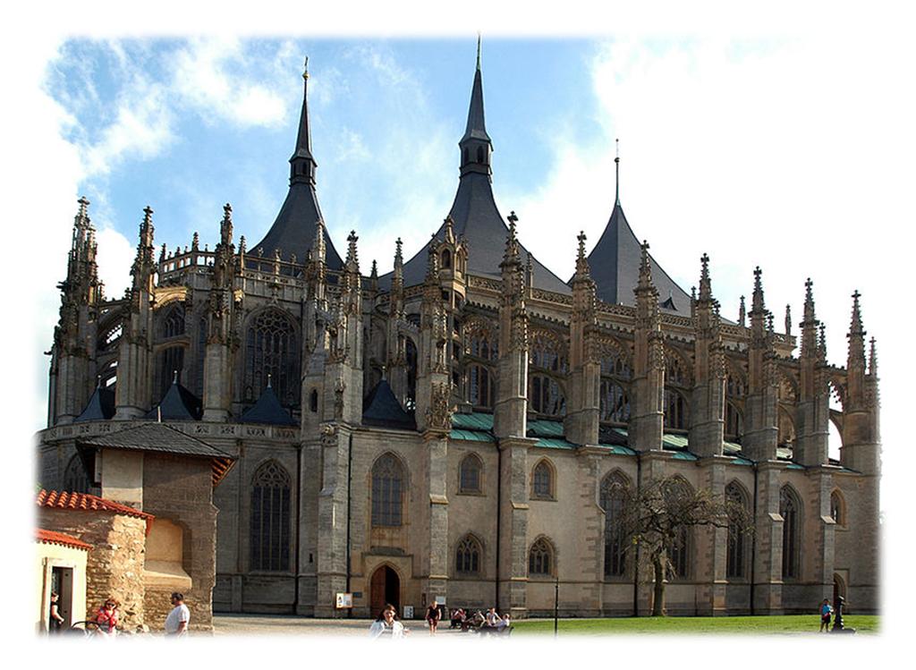 Kutná Hora La ville royale, médiévale, située à l est de Prague Au Moyen Age on y extrait de l argent et on y frappait des monnaies La cathédrale gothique Sainte-Barbe Cour italienne ancien palais du