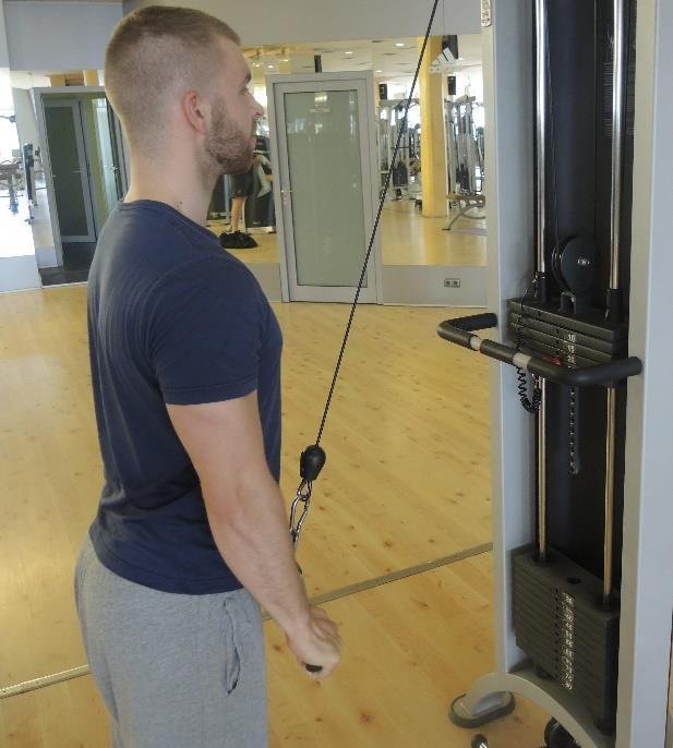 S maximálním výdechem a stahem břišních svalů začneme v plynulém oblouku odvíjet hlavu a horní část trupu od podložky.