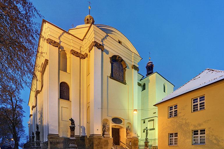 330 m Kostel sv. Michala Původně gotický chrám vděčí za svou současnou barokní podobu dvěma italským architektům.