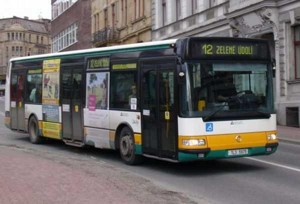 SAMOLEPKA NA BOKU AUTOBUSU V ŠÍŘCE JEDNOHO OKNA (cca 140 x 230/187 cm) 1 plocha (1měsíc) 2.800 Kč (každý 1 měsíc za 2.800 Kč, 1-6 měsíců) (každý 1 měsíc za 2.