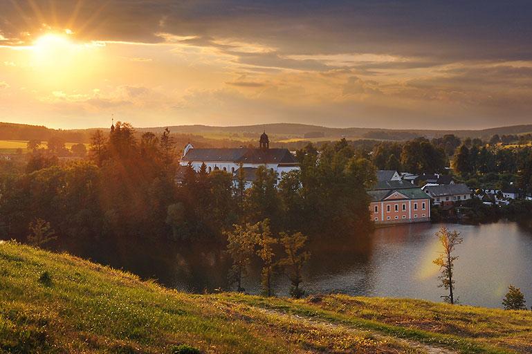 3,5 km Centrum Žďáru nad Sázavou Většina návštěvníků jím jen projede cestou na Zelenou horu, ale historické centrum Žďáru nad Sázavou s kostelem svatého Prokopa, tvrzí, historickou radnicí a barokním