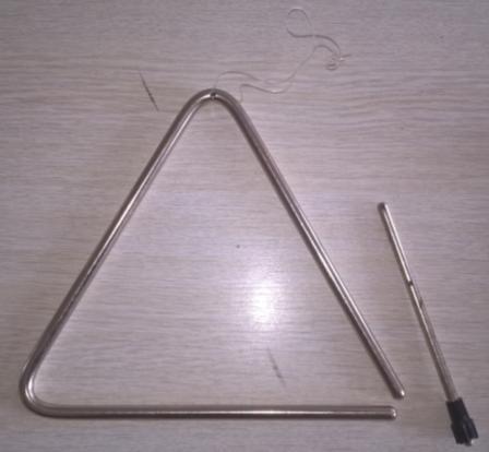 Obr. č. 25 - Triangl a palička z oceli Obr. č. 26 - Vyrobené triangly Po úderu paličkou do tělesa trianglu se každé jeho rameno se chvěje nezávisle na zbylých dvou ramenech.