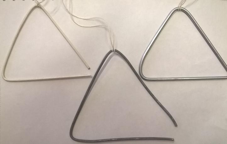 oblíbeným doprovodným hudebním nástrojem. Výroba trianglu: Vyrob si triangl z kovového drátu. Kovový drát si rozděl na tři shodné části a vytvaruj do rovnostranného trojúhelníku.