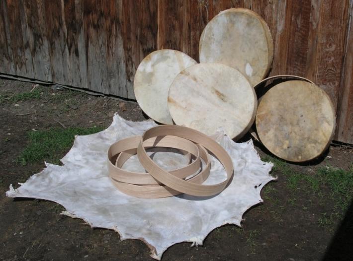 Šamanský buben má jen jednu blánu a jeho zvuk je naplněnější a intenzivnější, čím má blána větší průměr.