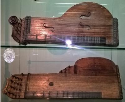 Drnkací s hmatníkem, kam patří citera, loutna,, kytara a bez hmatníku, jejímž zástupcem je harfa. 7.3.1 HARFA Již Egypťané hráli na harfy, které měly jinou podobu než dnešní.