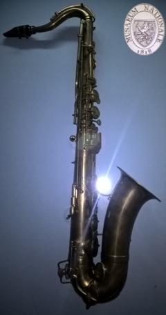 [5] Saxofony se vyrábí z kovu a mají podobu klarinetu, ale ozvučník je
