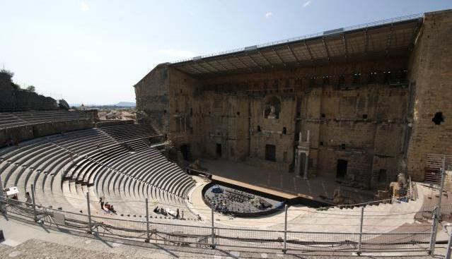 1 AKUSTIKA Z hodin dějepisu už víte, že staří Řekové a Římané stavěli obrovské amfiteátry s výbornými akustickými vlastnostmi.