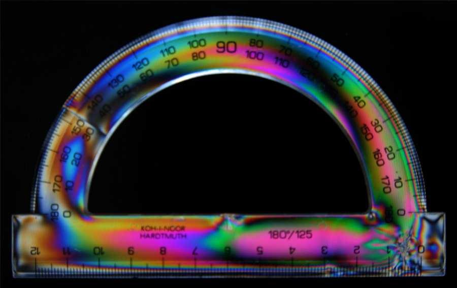 Kapitola 4. Polarizační experimenty 26 dvou filtrů. Laserový modul s odstraněnou optikou umožňuje snadnou projekci fotoelasticimetrického jevu. Obrázek 4.