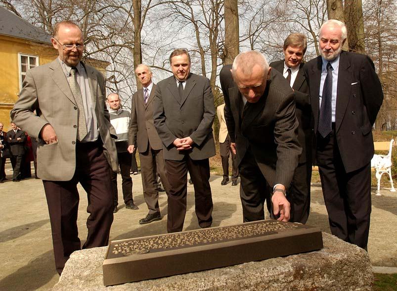 Bumbová Slavnostní otevření Centra biologických technologií zleva Ing. J. Zezula, manažer CCR, technik p.