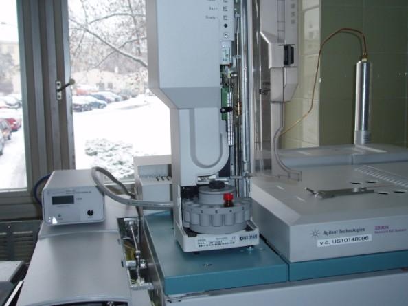 Plynový chromatograf Zdroj nosného plynu a systém kontroly průtoku nosný plyn - např.