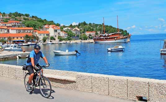 OSTROV KORČULA JEDEN Z NEJKRÁSNĚJŠÍCH HOTEL U MOŘE TRAJEKT DUBROVNÍK CHORVATSKO Kromě pláží u blankytně modrého moře nabízí Korčula také krásné trasy na kole.