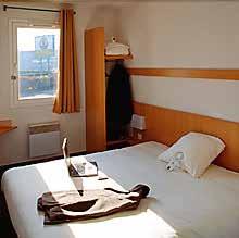 5x v hotelu na předměstí Colmaru ve 2lůžkových pokojích s vlastním sociálním zařízením. 2900 Kč/osoba/pobyt. 6x snídaně v hotelu. 5x večeře v asijské restauraci formou švédských stolů.
