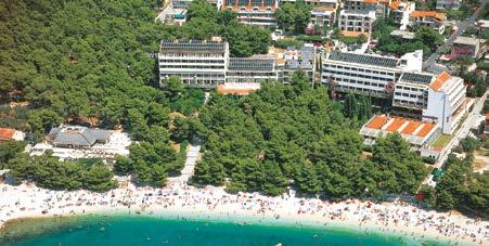 OBĽÚBENÝ HOTEL PRIAMO NA PLÁŽI CHORVÁTSKO - MAKARSKA BIOKOVKA Kúpeľný hotel leží v borovicovom lesíku na okraji Makarskej, do centra ktorej sa dá dostať prechádzkou po plážovej promenáde.