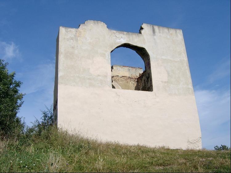 Vpravo je zalesněný skalnatý vrcholek Velká skála - stojí za to se na něj zajít podívat. Eduard Štorch se ve své knize Lovci mamutů inspiroval archeologickými nálezy z Velké skály.