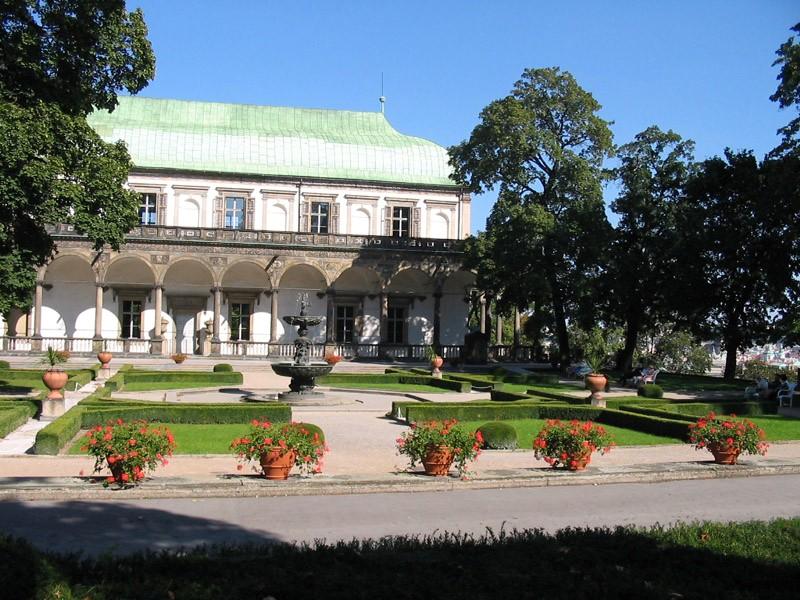 U letohrádku královny Anny (Belvederu) zastavíme vpravo na odstavném místě a můžeme navštívit Královskou zahradu. Potom přejdeme po přechodu silnici k tramvajovým kolejím a dáme se kolem 50 m dolů.