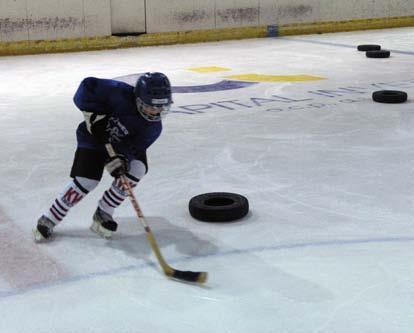 Vzdialenosť stojanov slalom 3 4m, väčšie oblúky 7-8m. Popis: Hráči korčuľujú s pukom medzi kužeľmi, oblúky prechádzajú s pukom pred sebou striedavo na bekhendovej a forhendovej strane.