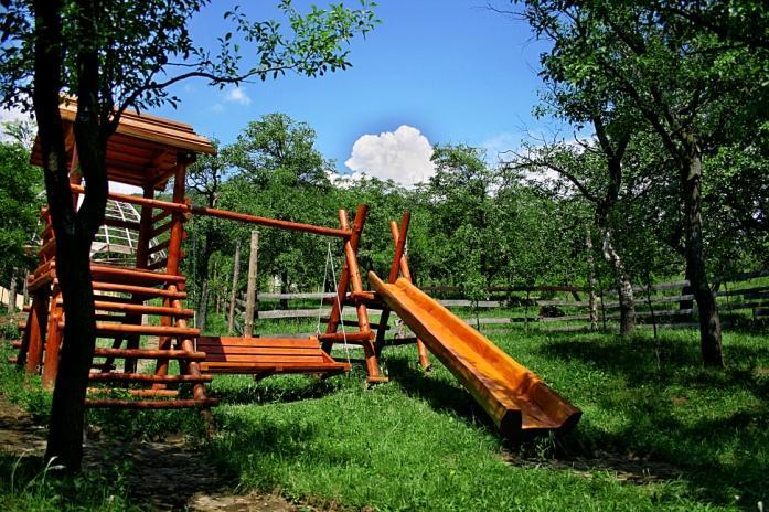 Možnosti na aktívne využívanie voľného času v priamom okolí Granária. Deti tu nájdu hojdačky, šmykľavky a neobmedzený priestor na behanie a šantenie.